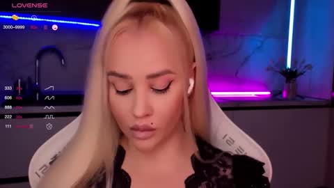 Snapshot of blond_diamond chatting on October 2025 02:55:01 AM Lana online show from October 2025 02:55:01 AM