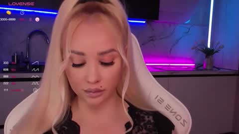 Snapshot of blond_diamond chatting on October 2025 07:20:02 AM Lana online show from October 2025 07:20:02 AM