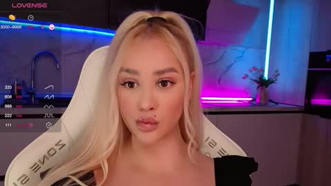 Snapshot of blond_diamond chatting on October 2025 08:37:01 AM Lana online show from October 2025 08:37:01 AM