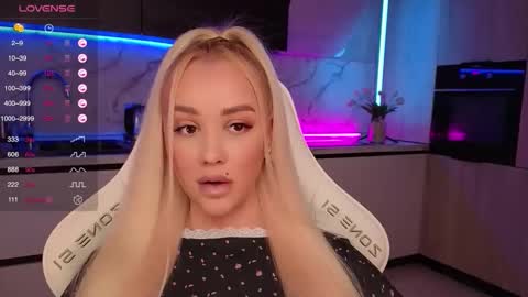 Snapshot of blond_diamond chatting on October 2025 07:31:02 AM Lana online show from October 2025 07:31:02 AM