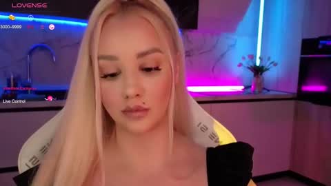 Snapshot of blond_diamond chatting on October 2025 08:11:01 AM Lana online show from October 2025 08:11:01 AM