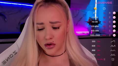 Snapshot of blond_diamond chatting on November 2025 02:17:01 PM Lana online show from November 2025 02:17:01 PM