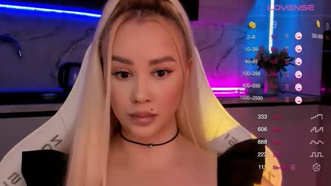 Snapshot of blond_diamond chatting on November 2025 07:19:02 AM Lana online show from November 2025 07:19:02 AM