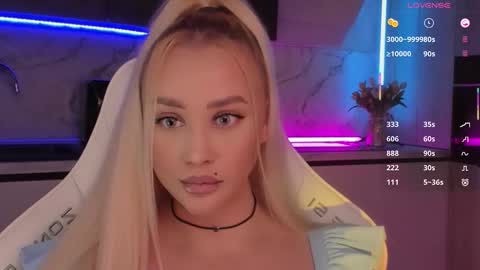 Snapshot of blond_diamond chatting on November 2025 12:45:02 PM Lana online show from November 2025 12:45:02 PM