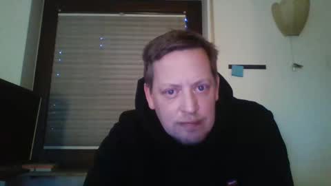 Snapshot of blonde32m chatting on January 2025 03:33:01 PM blonde32m online show from January 2025 03:33:01 PM