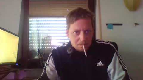 Snapshot of blonde32m chatting on September 2025 02:28:01 PM blonde32m online show from September 2025 02:28:01 PM