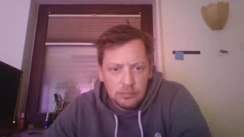 Snapshot of blonde32m chatting on October 2025 06:08:01 AM blonde32m online show from October 2025 06:08:01 AM