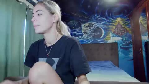 Snapshot of blonde4pasion chatting on September 2025 05:01:02 AM blonde4pasion online show from September 2025 05:01:02 AM