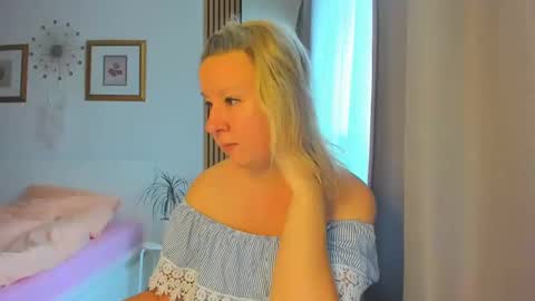 Snapshot of blonde_angel20 chatting on December 2024 09:33:02 AM Nicole online show from December 2024 09:33:02 AM