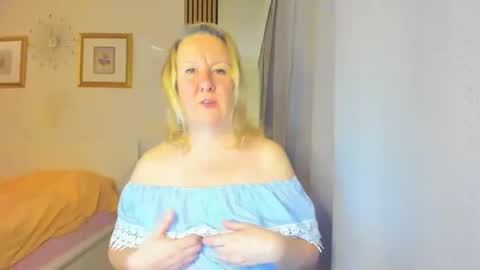 Snapshot of blonde_angel20 chatting on December 2024 04:43:01 PM Nicole online show from December 2024 04:43:01 PM