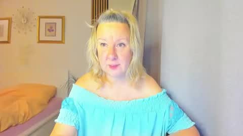 Snapshot of blonde_angel20 chatting on December 2024 05:23:01 AM Nicole online show from December 2024 05:23:01 AM