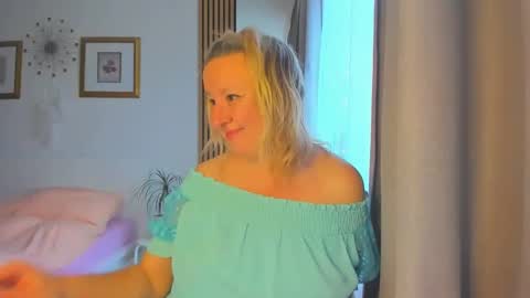 Snapshot of blonde_angel20 chatting on December 2024 08:37:02 AM Nicole online show from December 2024 08:37:02 AM