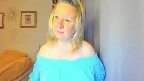 Snapshot of blonde_angel20 chatting on December 2024 06:14:01 AM Nicole online show from December 2024 06:14:01 AM