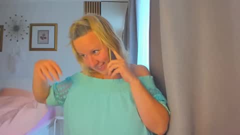 Snapshot of blonde_angel20 chatting on December 2024 09:28:02 AM Nicole online show from December 2024 09:28:02 AM