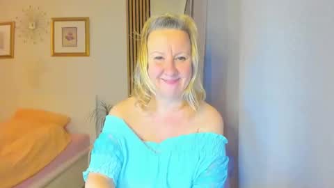 Snapshot of blonde_angel20 chatting on December 2024 07:22:01 PM Nicole online show from December 2024 07:22:01 PM