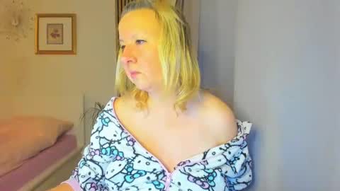 Snapshot of blonde_angel20 chatting on January 2025 04:13:01 PM Nicole online show from January 2025 04:13:01 PM