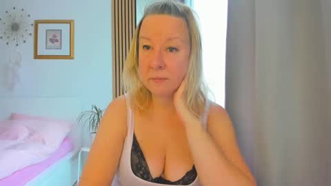Snapshot of blonde_angel20 chatting on January 2025 08:45:02 AM Nicole online show from January 2025 08:45:02 AM