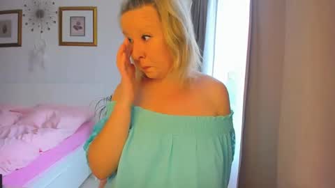 Snapshot of blonde_angel20 chatting on January 2025 09:28:02 AM Nicole online show from January 2025 09:28:02 AM