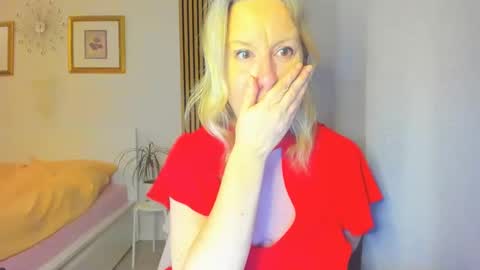 Snapshot of blonde_angel20 chatting on January 2025 05:17:01 PM Nicole online show from January 2025 05:17:01 PM