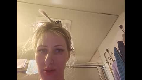 Snapshot of blondebellaaa3 chatting on January 2025 06:12:02 PM Gia online show from January 2025 06:12:02 PM