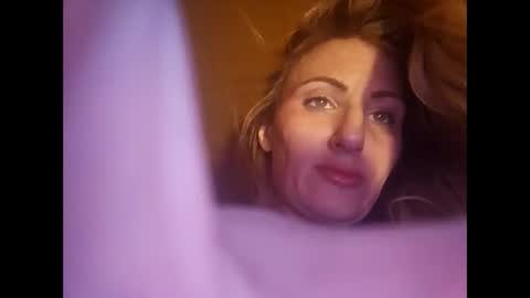 Snapshot of blondebellaaa3 chatting on January 2025 07:00:02 PM Gia online show from January 2025 07:00:02 PM