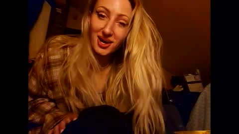 Snapshot of blondebellaaa3 chatting on January 2025 03:53:01 AM Gia online show from January 2025 03:53:01 AM