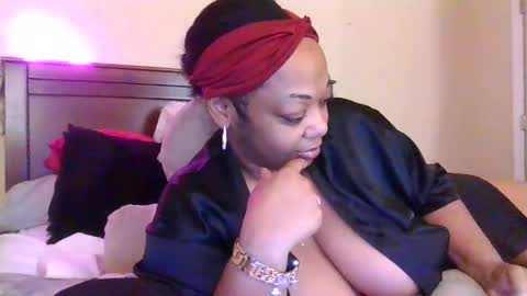 Snapshot of brownroundrenee chatting on November 2025 11:21:01 AM brownroundrenee online show from November 2025 11:21:01 AM