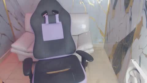 bull_cam online show from October 2025 05:15:02 PM