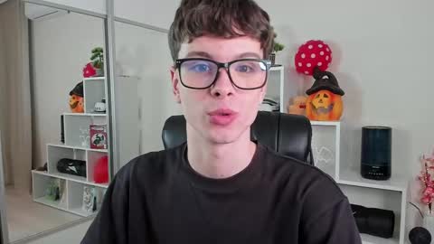 Snapshot of calvin_loves_you chatting on March 2025 07:14:01 PM Hey I am Calvin online show from March 2025 07:14:01 PM