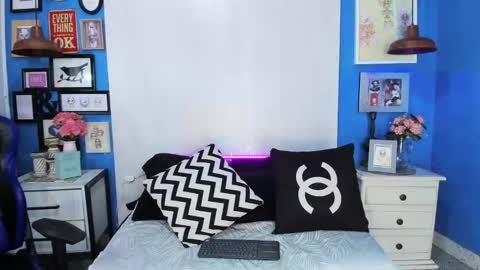 --- Cameron --- online show from November 2025 09:24:02 PM