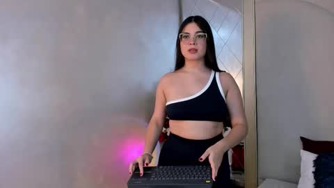 Camila online show from November 2025 10:30:02 PM