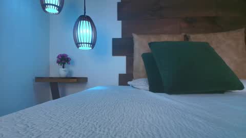 Jolie online show from October 2025 09:23:01 AM