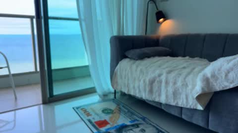 Caroline online show from September 2025 01:11:01 AM