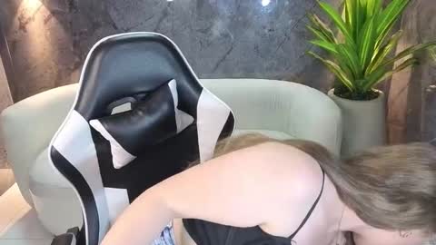 Snapshot of carla_tp chatting on October 2025 12:49:02 PM Carla online show from October 2025 12:49:02 PM