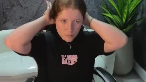 Snapshot of carla_tp chatting on October 2025 12:31:01 PM Carla online show from October 2025 12:31:01 PM