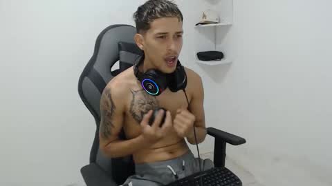 carlossmi01 online show from October 2025 03:13:02 PM