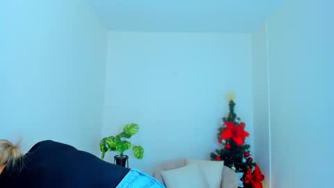 Andrea online show from December 2024 12:05:02 PM