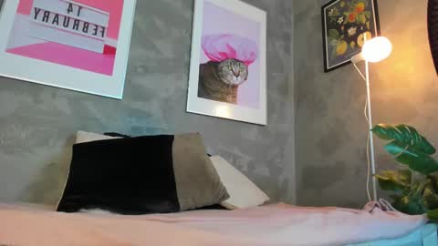  Caroline  online show from October 2025 01:17:01 PM