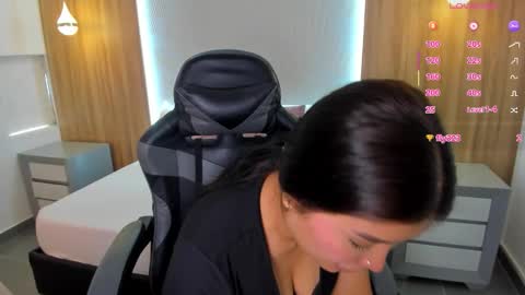 carriepink_ online show from November 2025 01:32:01 PM