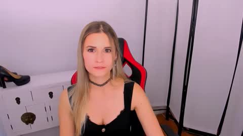 Snapshot of catringood chatting on November 2025 03:44:02 PM CatrinGood online show from November 2025 03:44:02 PM