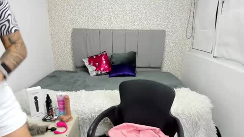 Snapshot of charlottegray_ chatting on March 2025 03:02:01 AM CHARLOTTE online show from March 2025 03:02:01 AM