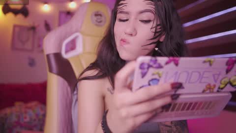 CLOE  online show from October 2025 10:12:01 PM