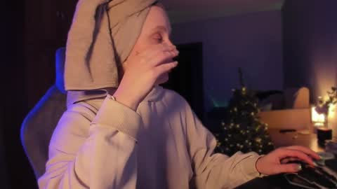 chloegins online show from December 2024 03:42:02 PM