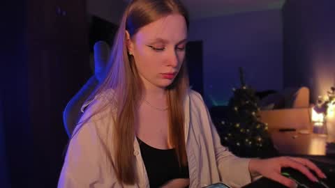chloegins online show from December 2024 07:14:01 PM