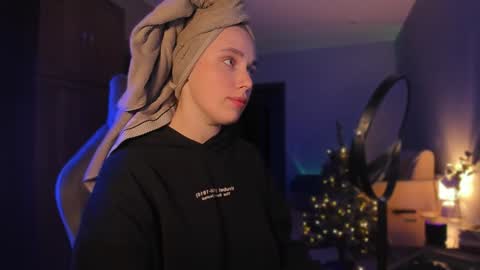 chloegins online show from December 2024 02:31:02 PM