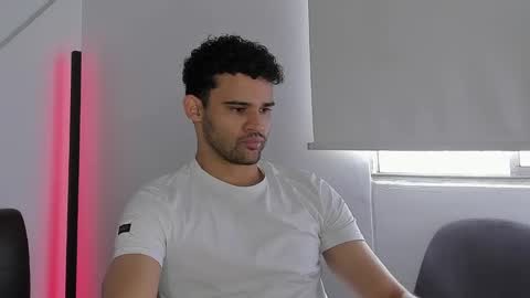 Im Chirs IM MODEL INDEPENDT online show from October 2025 03:09:02 PM