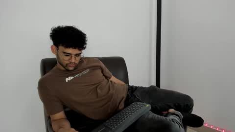 Im Chirs IM MODEL INDEPENDT online show from October 2025 02:50:02 PM