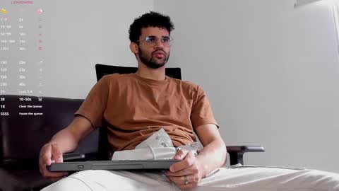 Im Chirs IM MODEL INDEPENDT online show from October 2025 02:31:01 PM