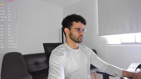 Im Chirs IM MODEL INDEPENDT online show from October 2025 05:03:01 PM