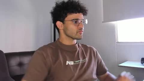 Im Chirs IM MODEL INDEPENDT online show from November 2025 08:09:01 PM